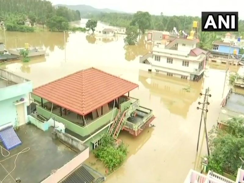 Aub! In the floods in Kerala, 97 people have died, more than 8 thousand crores lost | Kerala Floods: केरळमधील पूरप्रकोपात ३२४ जणांचा मृत्यू, २ लाख नागरिक बेघर