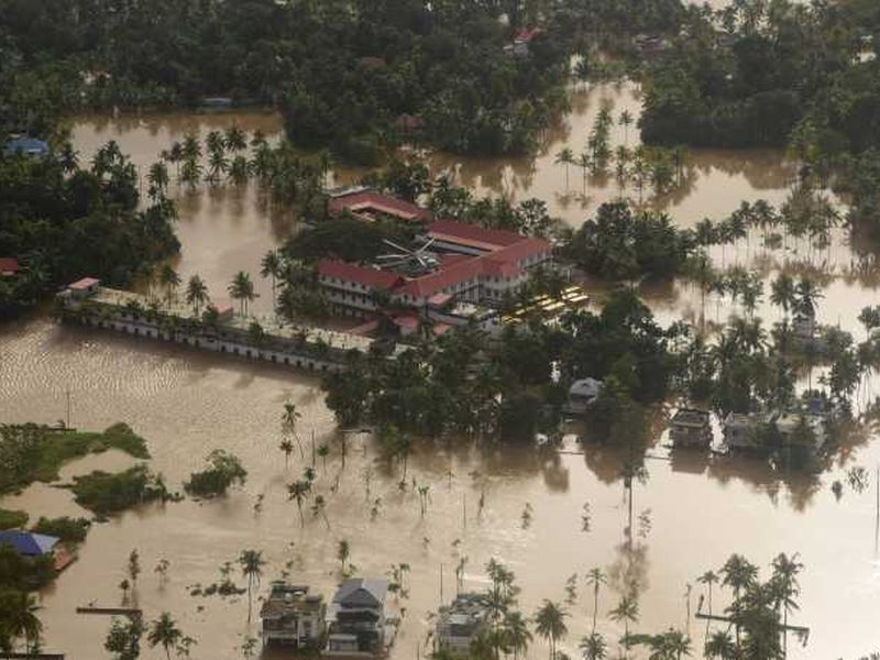 River flooded in Kerala, rivers, wells dryers | पूरग्रस्त केरळमध्ये नद्या, विहिरी कोरड्याठाक