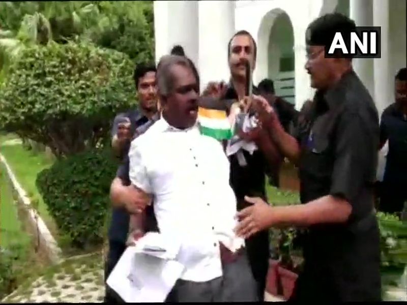 New Delhi : Man tried to barge inside Kerala House in Delhi with a knife | नवी दिल्ली : चाकू घेऊन केरळच्या मुख्यमंत्र्यांना भेटण्याचा प्रयत्न, युवक पोलिसांच्या ताब्यात