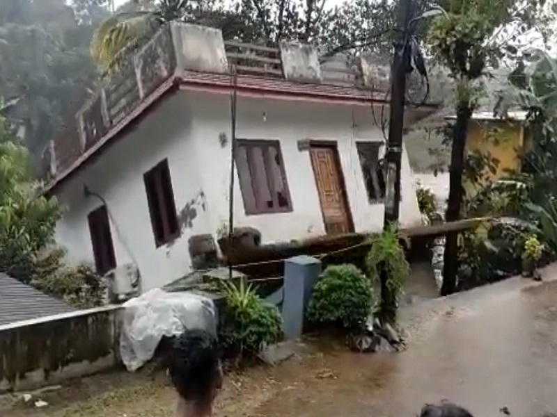 Kerala rain news, in an instant the whole house swept away in the river water; WATCH VIDEO | केरळमध्ये पावसाचा हाहाकार, एका क्षणात अख्ख घर नदीच्या पाण्यात गेलं वाहून; पाहा VIDEO