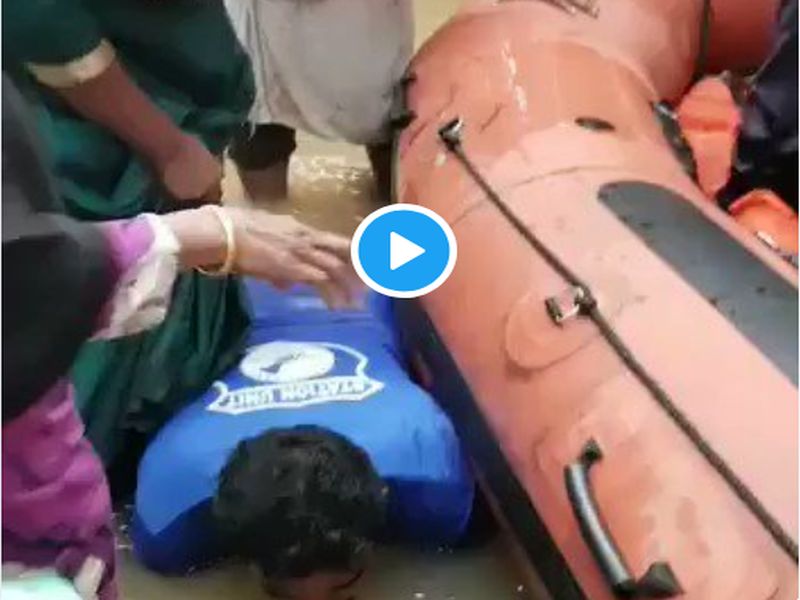 Kerala floods: Man bows down on his knees to help women and children climb NDRF boat | Kerala floods: त्यांच्यासाठी मच्छीमार बनला देवदूत, व्हिडीओ व्हायरल