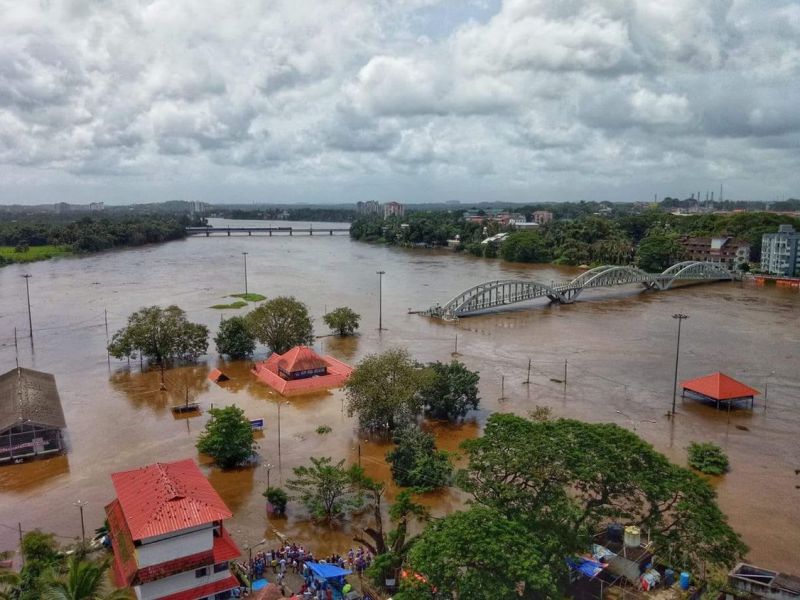 Keral floods: situation is stable as people hit by floods in kerala | Kerala Floods : मोडून पडला संसार तरी मोडला नाही 'कणा', पाठीवरती...