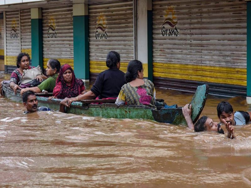 Kerala floods: Prime Minister Narendra Modi Kochi landed at the airport | Kerala Floods Live : केरळला देशभरातून मदतीचा ओघ; काँग्रेसचे सर्वच आमदार देणार 1 महिन्यांचा पगार