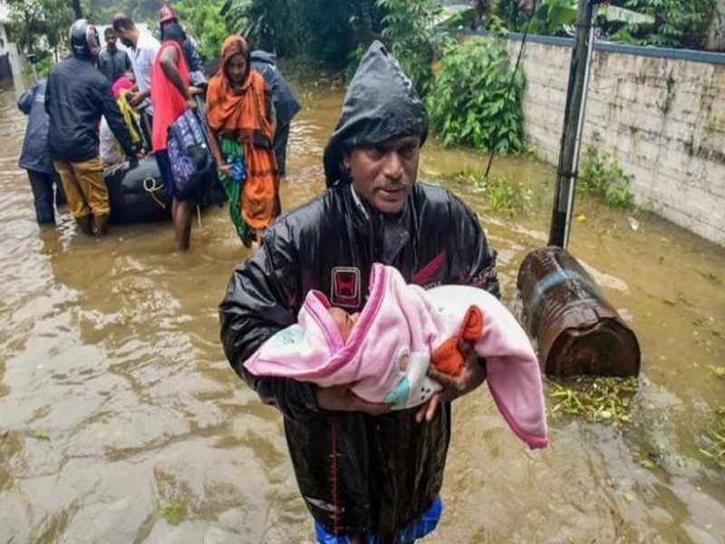 Kerala Floods : kerala has seen a spurt in communicable diseases leptospirosis | Kerala Floods : केरळमध्ये महापूरानंतर लेप्टोस्पायरोसिस रोगाचं थैमान; जाणून घेऊयात लक्षणं आणि उपाय!