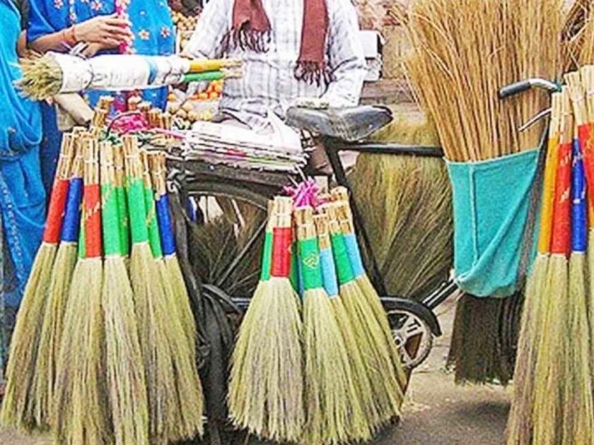 Vastu Tips: If you are going to buy a new broom, do it on Saturday; It will be beneficial! | Vastu Tips: नवीन झाडू खरेदी करणार असाल तर शनिवारी करा; लाभदायक ठरेल!