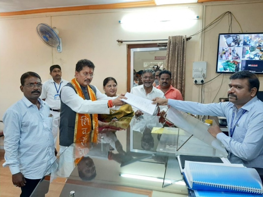 Deepak Kesarkar filed his nomination form | Maharashtra Vidhan Sabha 2019 : शक्ती प्रदर्शन टाळत दीपक केसरकर यांनी भरला उमेदवारी अर्ज
