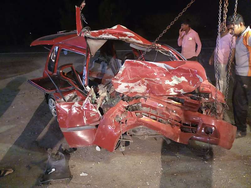 Zen car accidents, police personnel killed and 4 injured with corporator | झेन कारला अपघात, पोलीस कर्मचारी ठार तर नगरसेवकासह 4 जखमी