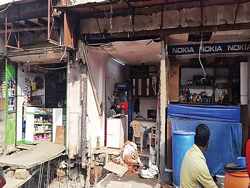 Shopkeepers are hit by the inadequate work of the municipality; Two mobiles worth Rs. 35000 were stolen | महापालिकेच्या अपुऱ्या कामाचा फटका दुकानदारांना; ३५ हजार किमतीचे दोन मोबाइल चोरीला