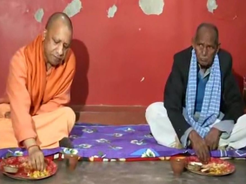 Chief Minister Yogi Adityanath had a meal at the house of a Dalit man in Gorakhpur | मुख्यमंत्री योगी आदित्यनाथ यांनी गोरखपूरमध्ये एका दलित व्यक्तीच्या घरी केले भोजन