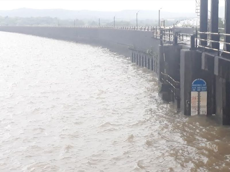 Good news for Punekar! Khadakvasla dam is full | खडकवासला धरण ‘ओव्हरफ्लो’!  २ हजार क्युसेक्सने पाणी सोडणार