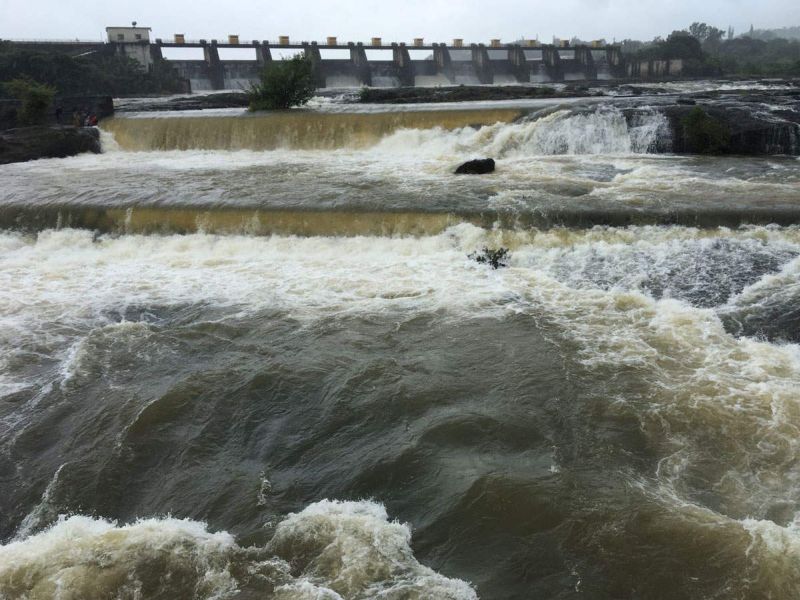 Khadakvasala dam filed up to 95 percent | खडकवासलाा धरणातून विसर्ग सुरु : धरणसाठा ९५ टक्क्यांवर 