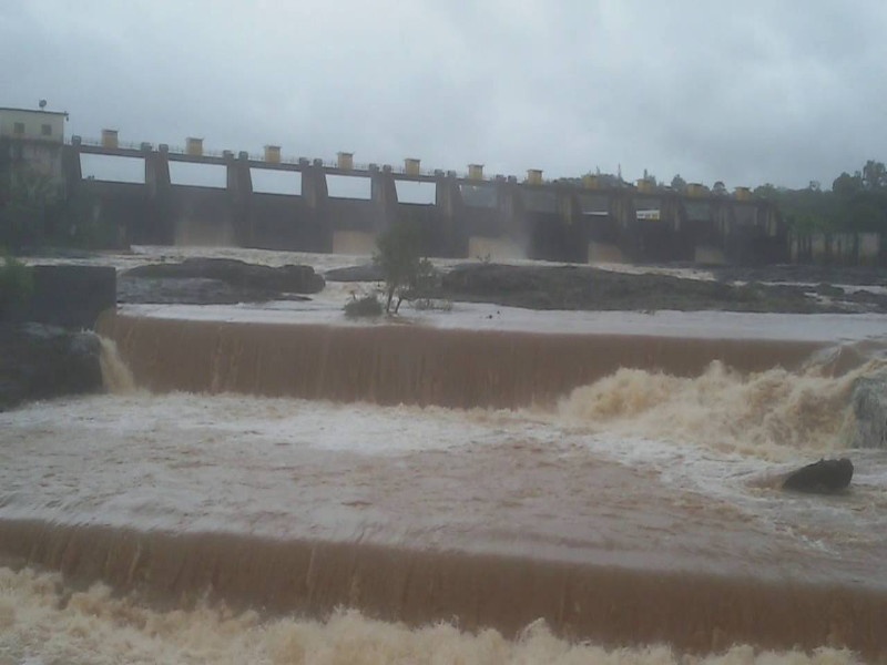 Rainfall in the dam area of ​​the district | जिल्ह्यातील धरणक्षेत्रात संततधार पाऊस 