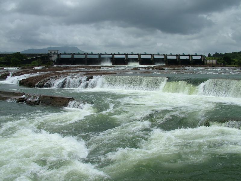 11 times of khadakwasla water release in mutha river | खडकवासला धरणाच्या अकरापट पाणी साेडले मुठेत