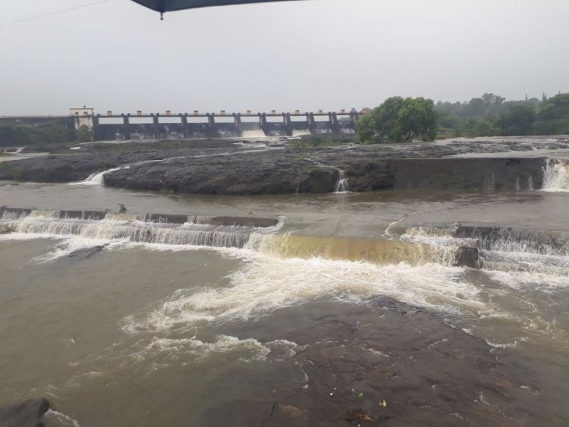 khadakwasla dam is full due to heavy rainfall | खडकवासला धरणातून पाणी सोडण्यास सुरुवात