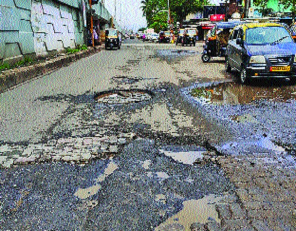 Poor condition of roads in the eastern suburbs | पूर्व उपनगरातील रस्त्यांची खड्ड्यांमुळे दुरवस्था