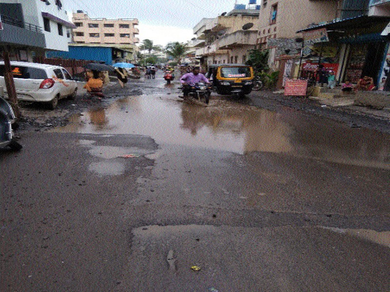 very bad condition development work of road in the pimpri | पिंपरी महापालिेकेच्या पावसाळापूर्वी विकास कामांचे वाजले तीन तेरा 