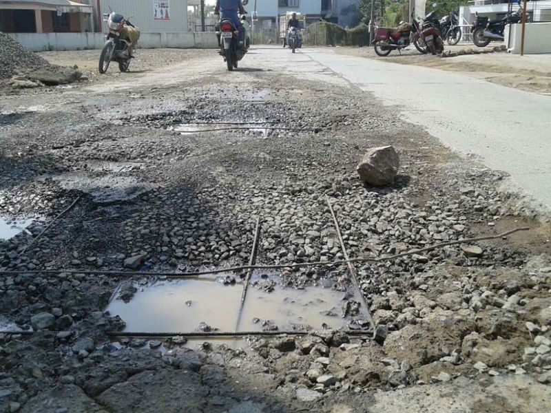 Nandurbar's wait still to wait for potholes | नंदुरबारकरांची खड्डेमुक्तीसाठी अजूनही प्रतीक्षा कायम
