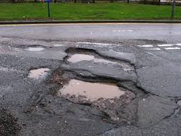 Billions spent on road repairs | रस्ते दुरुस्तीचा कोट्यवधींचा खर्च गेला ‘खड्ड्यात’
