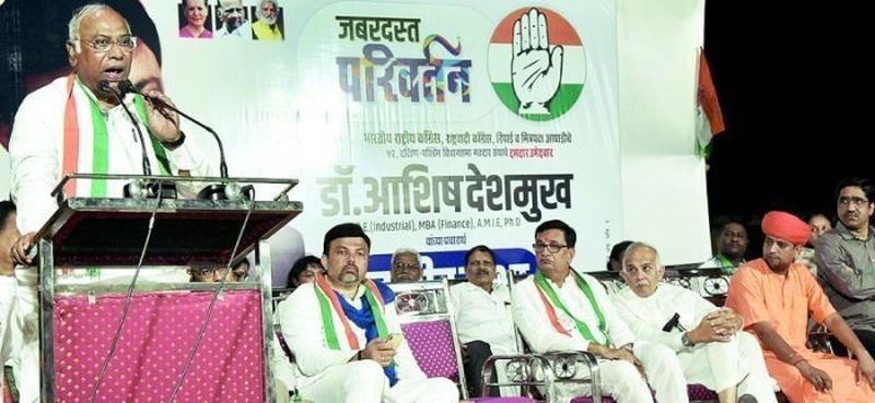 Maharashtra Assembly Election 2019: Give Support for save Constitution and Democracy: Mallikarjun Kharge | Maharashtra Assembly Election 2019 : संविधान व लोकशाही वाचविण्यासाठी साथ द्या : मल्लिकार्जुन खरगे