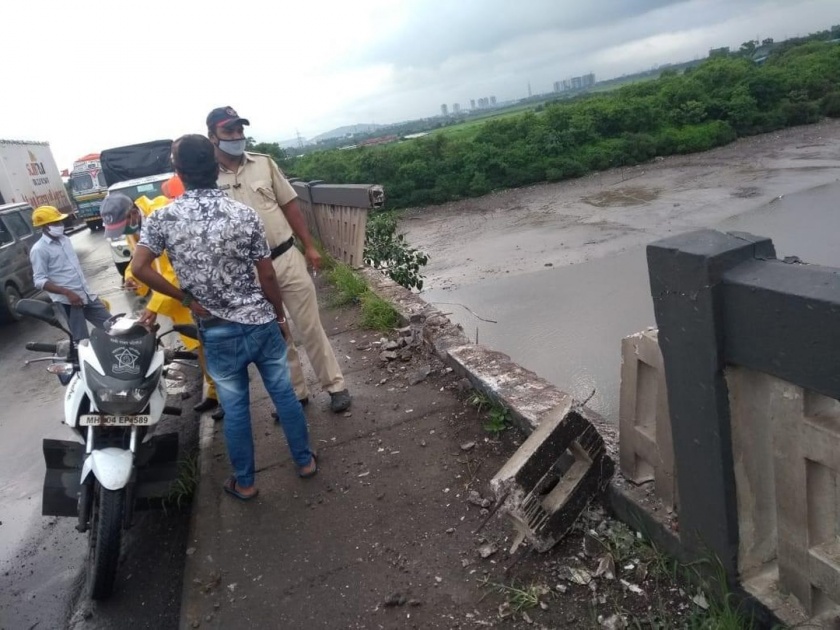 Accident to Bhardhaw container after breaking the wall of Kharegaon bridge on Mumbai-Nashik highway | मुंबई-नाशिक महामार्गावरील खारेगाव पुलाचा कठडा तोडून भरधाव कंटेनरला अपघात 