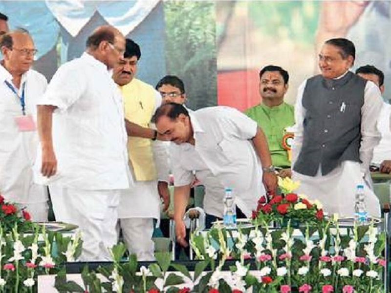Eknath Khadse touching feet of Sharad Pawar in Jalgaon | खडसेंनी पवारांना केला वाकून नमस्कार, राजकीय वर्तुळात चर्चेला उधाण