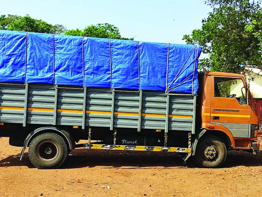 Mandangad action on illegal well transport | मंडणगड अवैध खैर वाहतुकीवर कारवाई