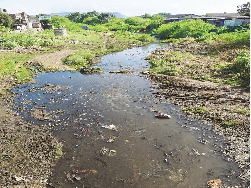 The Kham 'river' is left only as 'open drainage line' in Aurangabad | खाम ‘नदी’ उरली केवळ ‘ओपन ड्रेनेजलाईन’ म्हणून