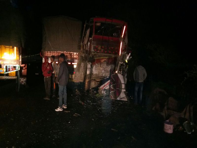Four car accidents near Khambataki tunnel on Pune-Bangalore National Highway | पुणे-बंगळुरू राष्ट्रीय महामार्गावर खांबाटकी बोगद्याजवळ चार वाहनांचा अपघात, 14 जखमी