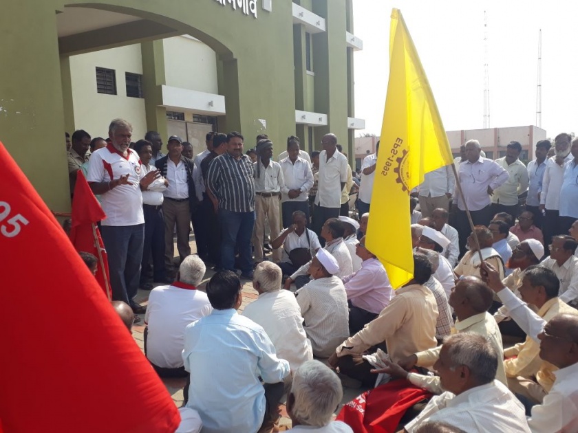 EPS pensioners holders; Khamgaon sub-divisional office agitation | इपीएस पेन्शनर्स धारकांचे भीकमांगो आंदोलन;  खामगाव उपविभागीय अधिकारी कार्यालयावर मोर्चा