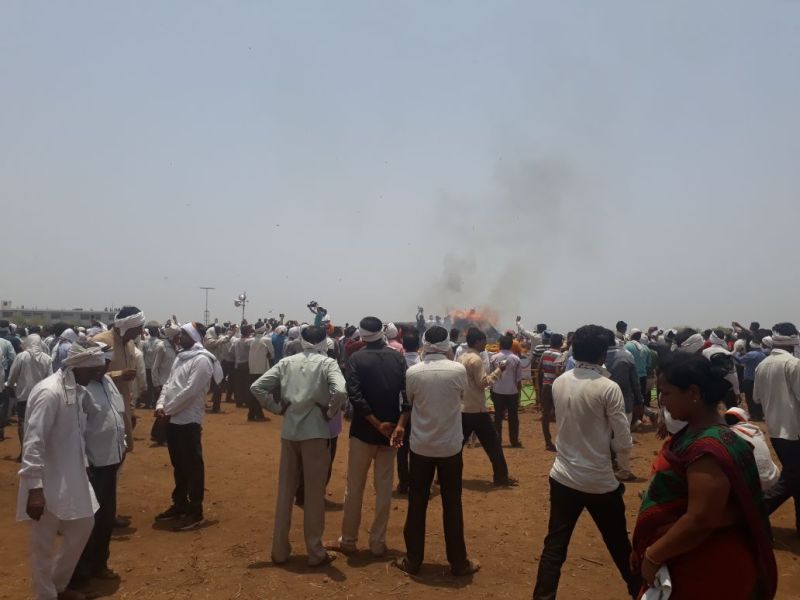 pandurang fundakars funeral in khamgaon | कृषीमंत्री पांडुरंग फुंडकर अनंतात विलिन, शोकाकूल वातावरणात अखेरचा निरोप