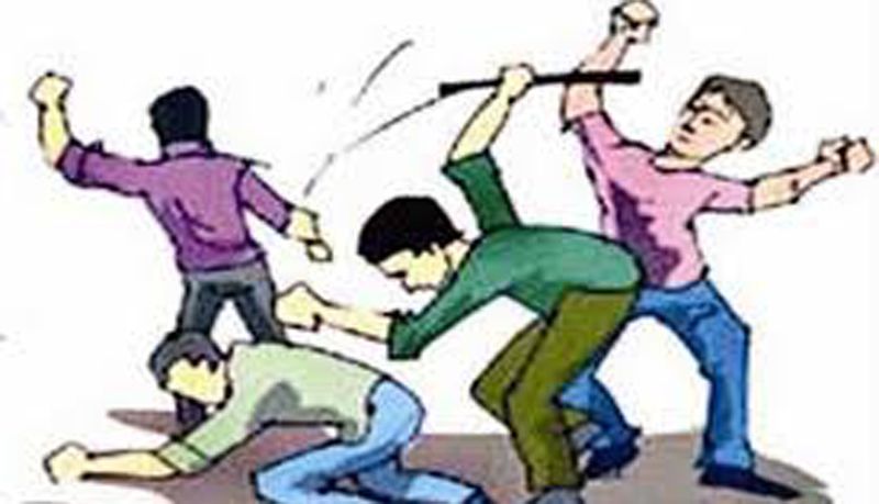 Violence among youth for trivial reasons; Crime on three | क्षुल्लक कारणावरून युवकांमध्ये हाणामारी; तिघांवर गुन्हा