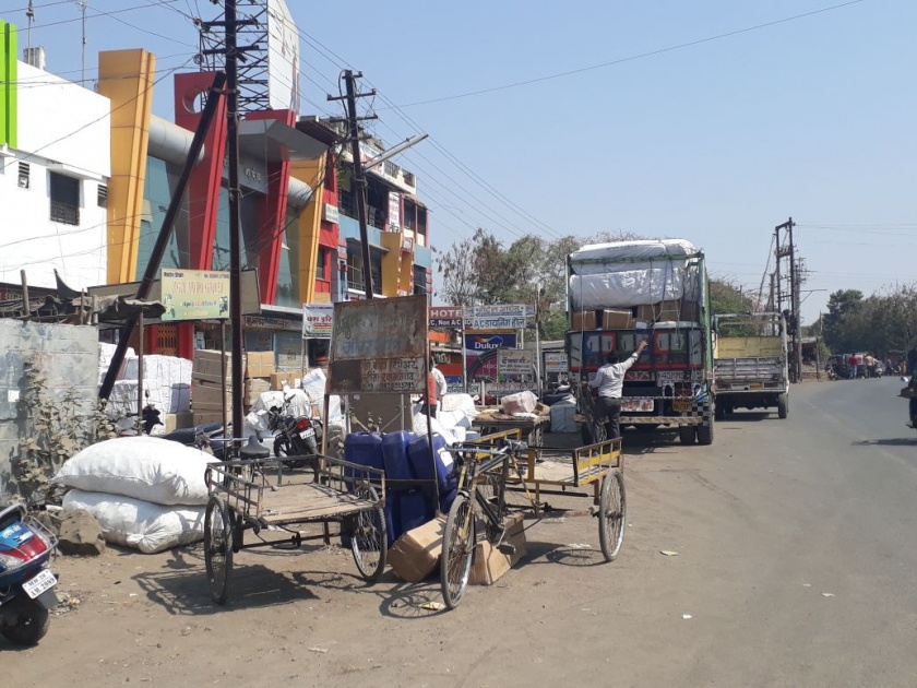Cargo vehicles on the main road of Khamgaon market | खामगाव बाजारपेठेतील मुख्य मार्गावर मालवाहू वाहने; चौकांमध्ये वाहतुकीचा खोळंबा
