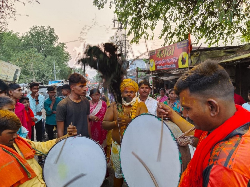 12 Spontaneous participation of youth in the tradition of pulling carts 150 years of tradition, festival at two places in Khamgaon | १२ गाड्या ओढण्याच्या परंपरेत युवकांचा उत्स्फूर्त सहभाग; दीडशे वर्षांची परंपरा, खामगावात दोन ठिकाणी उत्सव 