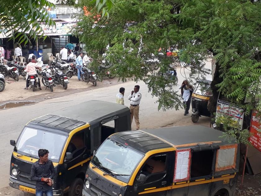 Sting operation: Traffic Police recovery from private driver in Khamgaon | स्टिंग आॅपरेशन: खामगावात वाहतुक पोलिसांची खासगी वाहन चालकांकडून हप्ता वसुली