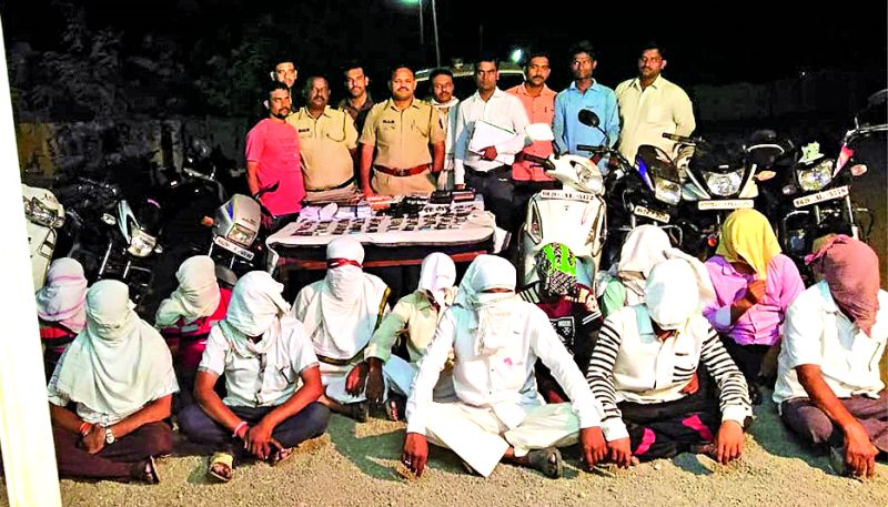 raid on varli-matka in midc area at khamgaon | खामगावात वरली अड्डय़ावर छापा; १२ आरोपी अटकेत