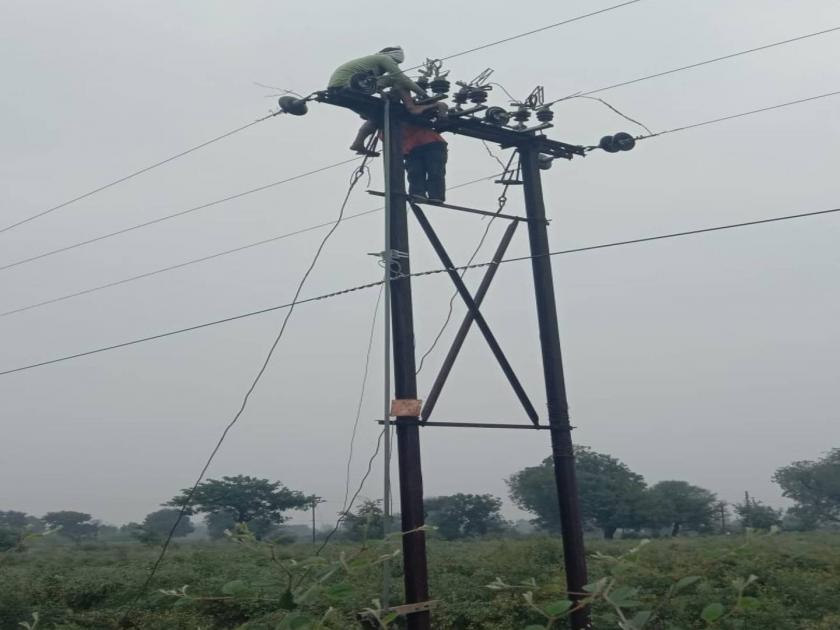 Heavy rain in the district on the second day too power line damaged due to lightning | जिल्ह्यात दुसऱ्या दिवशीही जोरदार पाऊस, वीज पडून वीजवाहिनी क्षतीग्रस्त