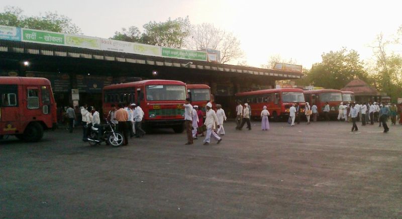 Extra buses to Khamgaon Depot earning Rs 27 lakh! | जादा बसफेऱ्यांमधून खामगाव आगाराला २७ लाखाचे उत्पन्न!