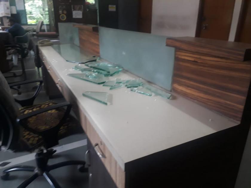 Khamgaon Municipal Corporation; glass of furniture broken | खामगाव पालिकेच्या अद्ययावत फर्निचरला अपशकुन; एका दिवसांत फुटली काच