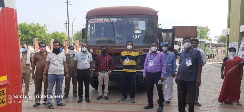 82 laborers from Bihar leave Khamgaon | बिहार येथील ८२ मजूर खामगाव येथून रवाना