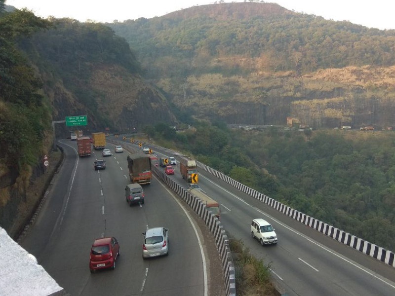 Finally breathing Mumbai-Pune Expressway; Due to frequent vacations | अखेर मुंबई-पुणे द्रुतगती मार्गाने घेतला मोकळा श्वास; सलग सुट्ट्यांमुळे झाली होती कोंडी