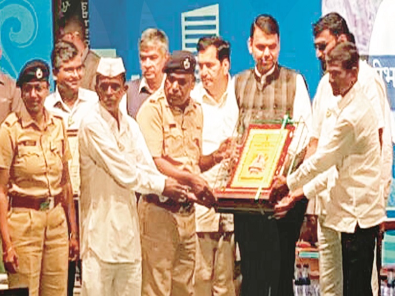 Khandga Gara Gavla VanGram Award | खांडगेदरा गावाला वनग्राम पुरस्कार प्रदान
