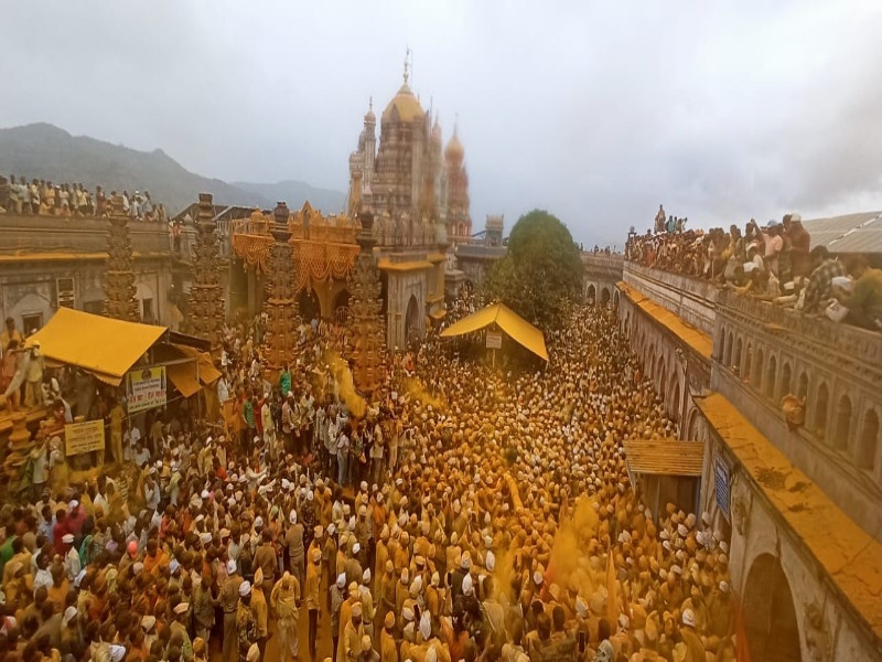 Millions of citizens in jejuri of khandoba yatra because somvati amavasya | Video: येळकोट येळकोट जय मल्हार! भंडारा खोबऱ्याच्या उधळणीत लाखो भाविक खंडेरायाच्या चरणी