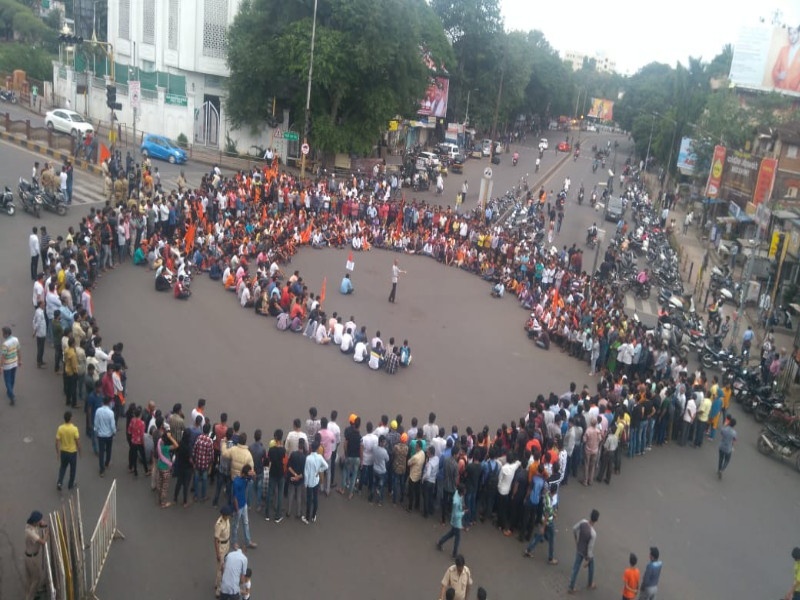 Maratha protesters block the Khanduji Baba Chowk | खंडूजी बाबा चौकात आंदोलकांचा रास्ता रोको