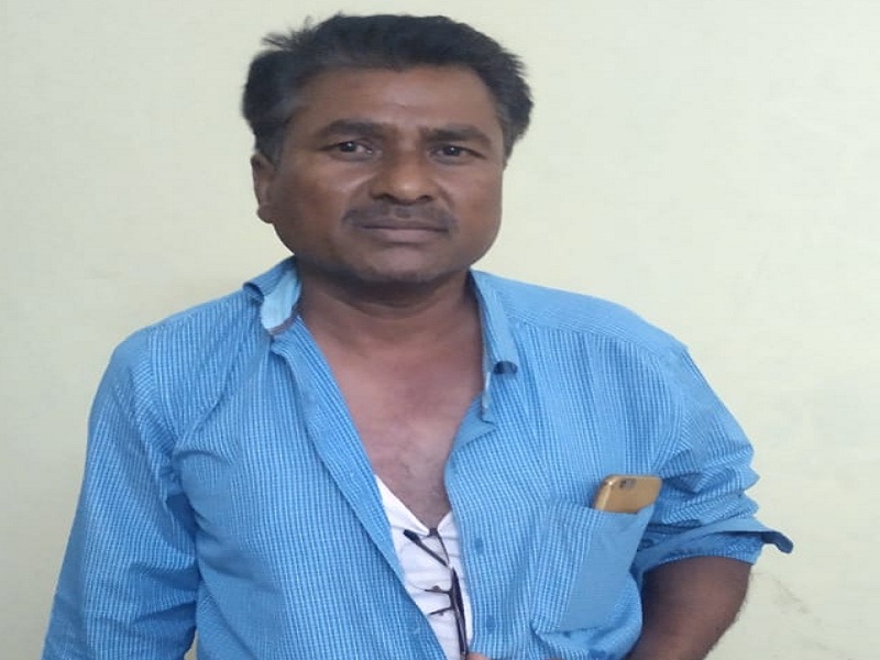 Crime against Talathi who interfere between collectors action against sand mafia in Parabhani | वाळू तस्कारांविरोधात कारवाई करताना जिल्हाधिकाऱ्यांशी वाद घालणाऱ्या तलाठ्याविरुद्ध गुन्हा