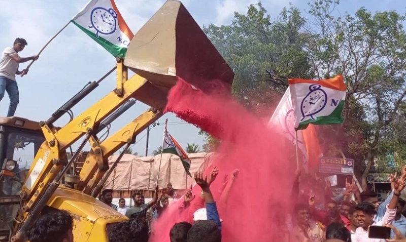 Maharashtra Gram Panchayat Election Results: NCP activists oust gulal on JCB | Maharashtra Gram Panchayat Election Results : राष्ट्रवादी कार्यकर्त्यांनी जेसीबीने उधळला गुलाल