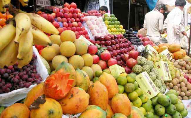 Mumbai's Bobby, Kundan in Marathwada and Sarang melon prices in the south | मुंबईचा बॉबी, मराठवड्यातला कुंदन अन् दक्षिणचा सारंग खरबूज भाव खातोय