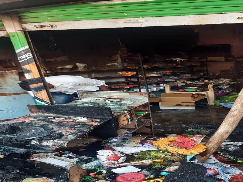 Two shops fire in a chair; Two lakhs worth of material | खर्डा येथे दोन दुकानांना आग; दोन लाख रुपयांचे साहित्य खाक