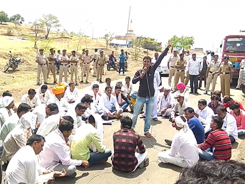 Farmers blocked the Hyderabad route for milk yield | दूधदरवाढीसाठी शेतक-यांनी हैदराबाद मार्ग अडविला