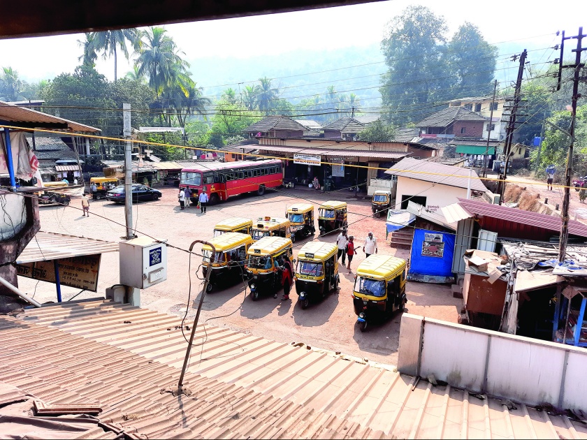 Private vehicles ply at Kharepatan bus stand | खारेपाटण बसस्थानकात खासगी वाहनांचा वावर
