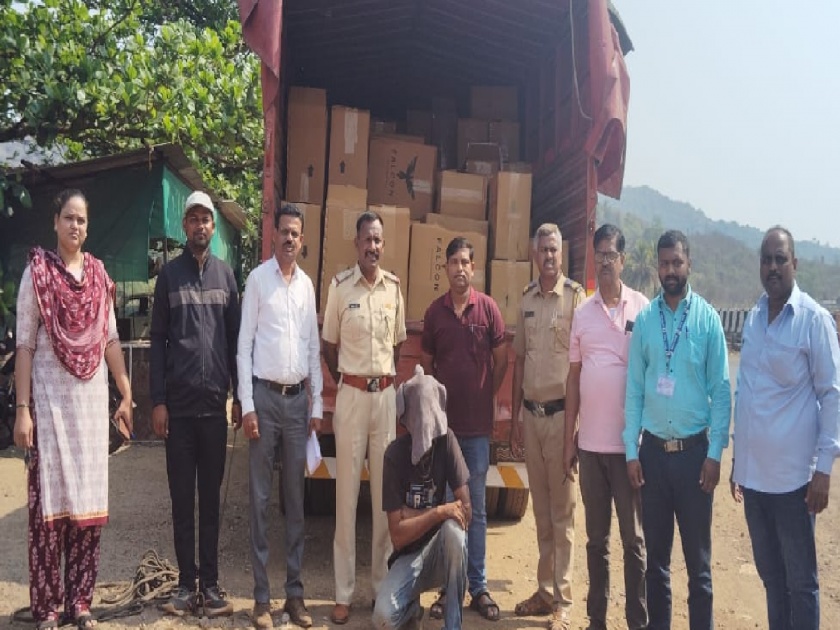 Tempo caught illegally transporting Goa-made liquor in Kharepatan, total worth 63 lakh seized | खारेपाटणमध्ये गोवा बनावटीची दारू बेकायदेशीर वाहतूक करणारा टेम्पो पकडला, एकूण ६३ लाखांचा मुद्देमाल जप्त 